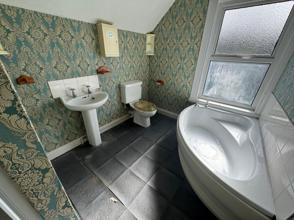 Lot: 62 - END-TERRACE HOUSE FOR REFURBISHMENT - Bathroom